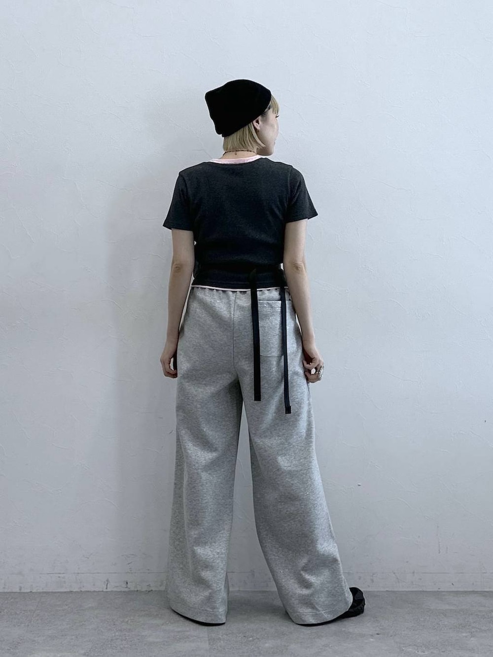 ブラック系のボディバッグ/ウエストポーチ、グレー系のスウェットパンツ、グレー系のTシャツ/カットソーを着用したレディースの夏コーディネートの5枚目の写真