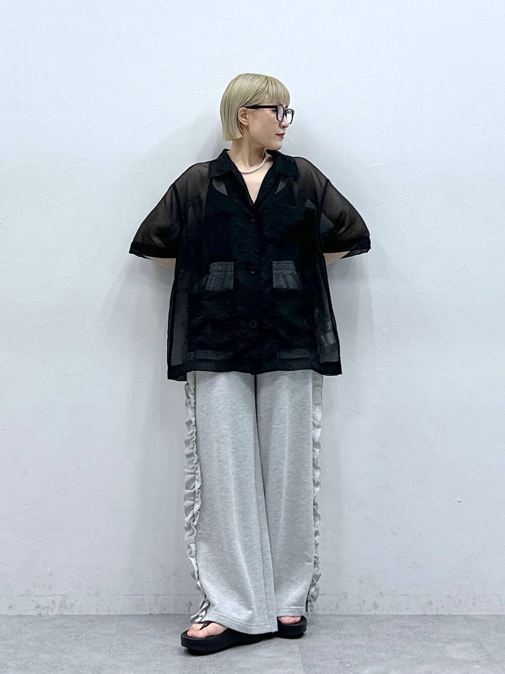 「RAGEBLUEのサイドフリル/ラメスウェットワイドパンツ（スウェットパンツ、グレー系）」を使った、たけおさん（レディース・157cm）の夏コーディネートの2枚目の写真