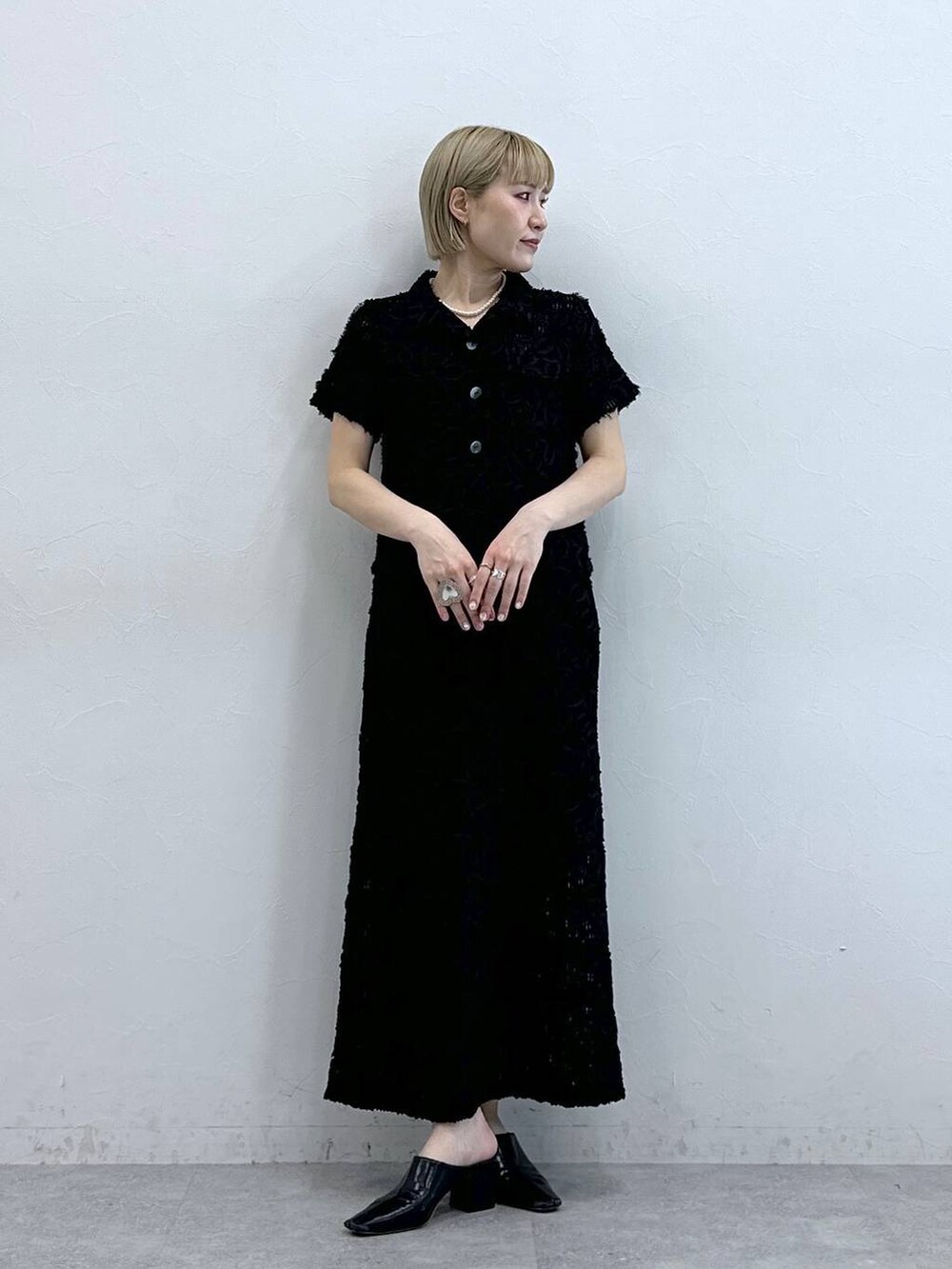 ブラック系のシャツ/ブラウス、ブラック系のスカートを着用したレディースの夏コーディネートの2枚目の写真