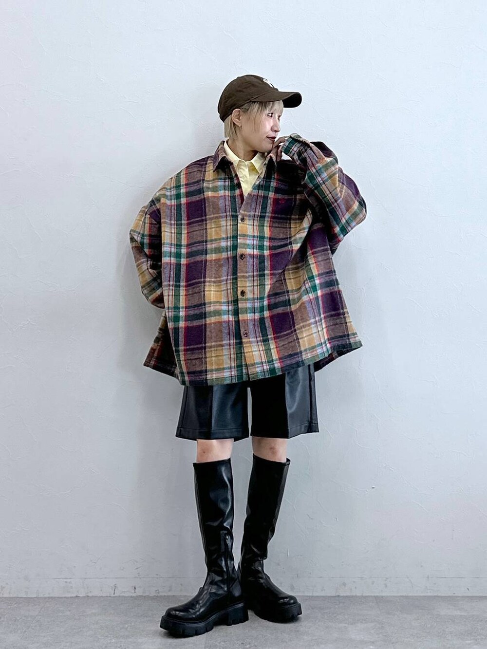 パープル系のシャツ/ブラウス、ブラック系のブーツ、ブラック系のスラックスを着用したレディースの秋コーディネートの4枚目の写真