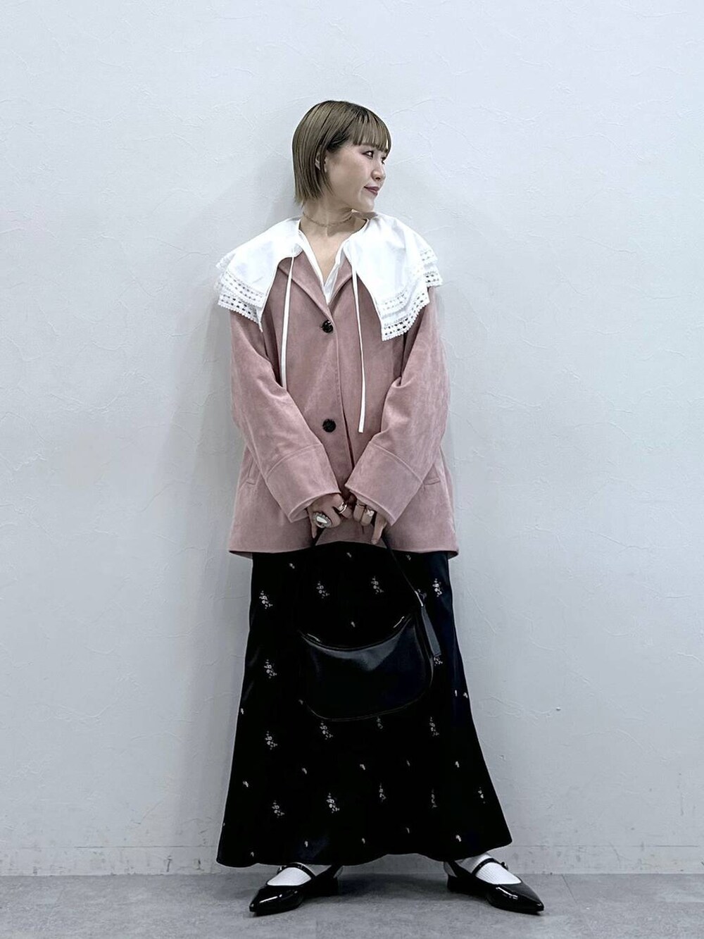 ホワイト系のシャツ/ブラウス、ブラック系のパンプス、ブラック系のショルダーバッグを着用したレディースの冬コーディネートの2枚目の写真