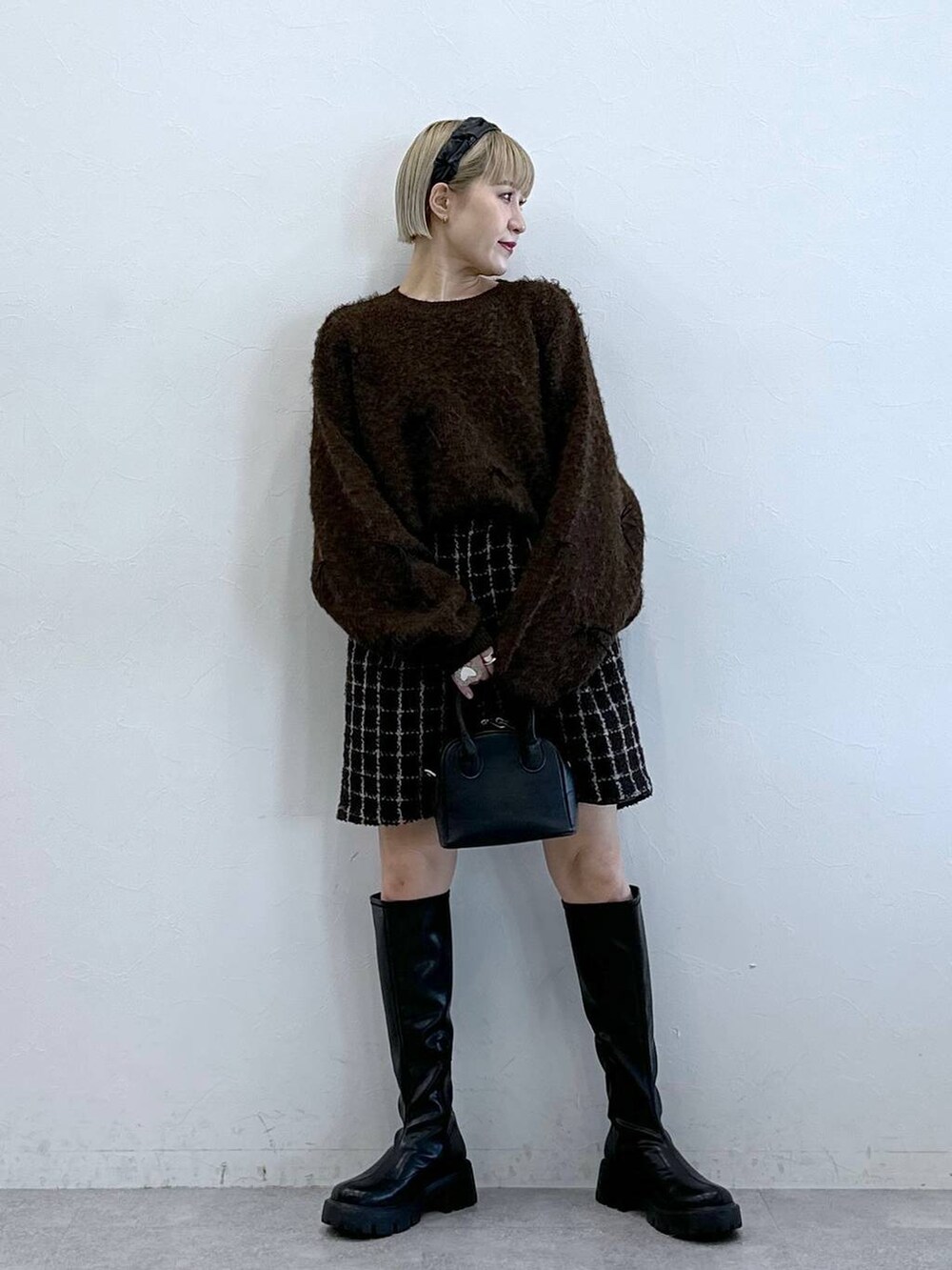 ブラック系のブーツ、ブラウン系のその他パンツ、ブラウン系のニット/セーターを着用したレディースの冬コーディネートの2枚目の写真