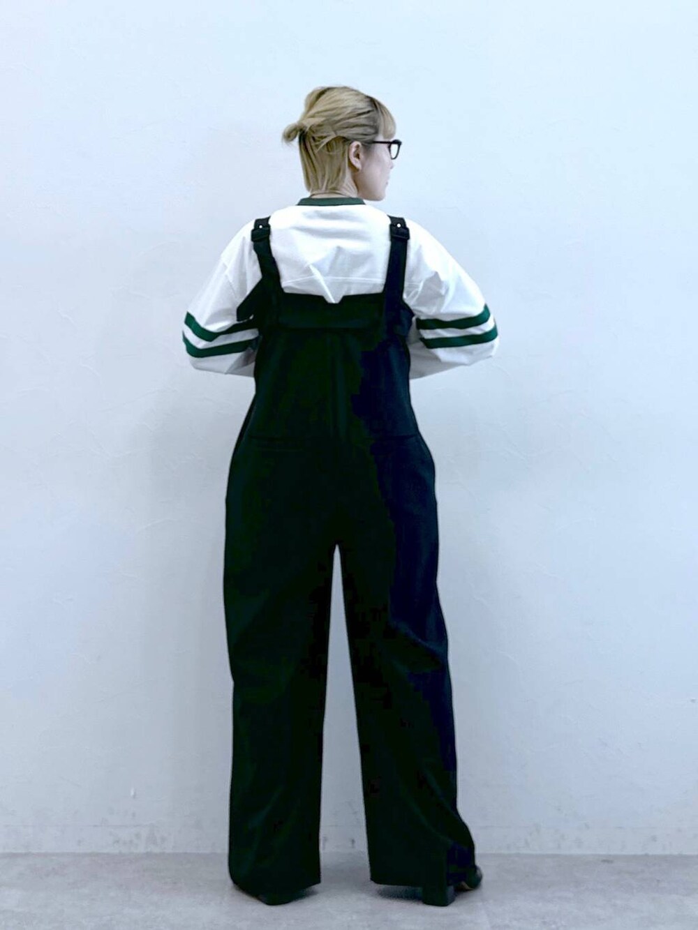 ブラック系のサロペット/オーバーオール、ホワイト系のTシャツ/カットソーを着用したレディースの冬コーディネートの6枚目の写真