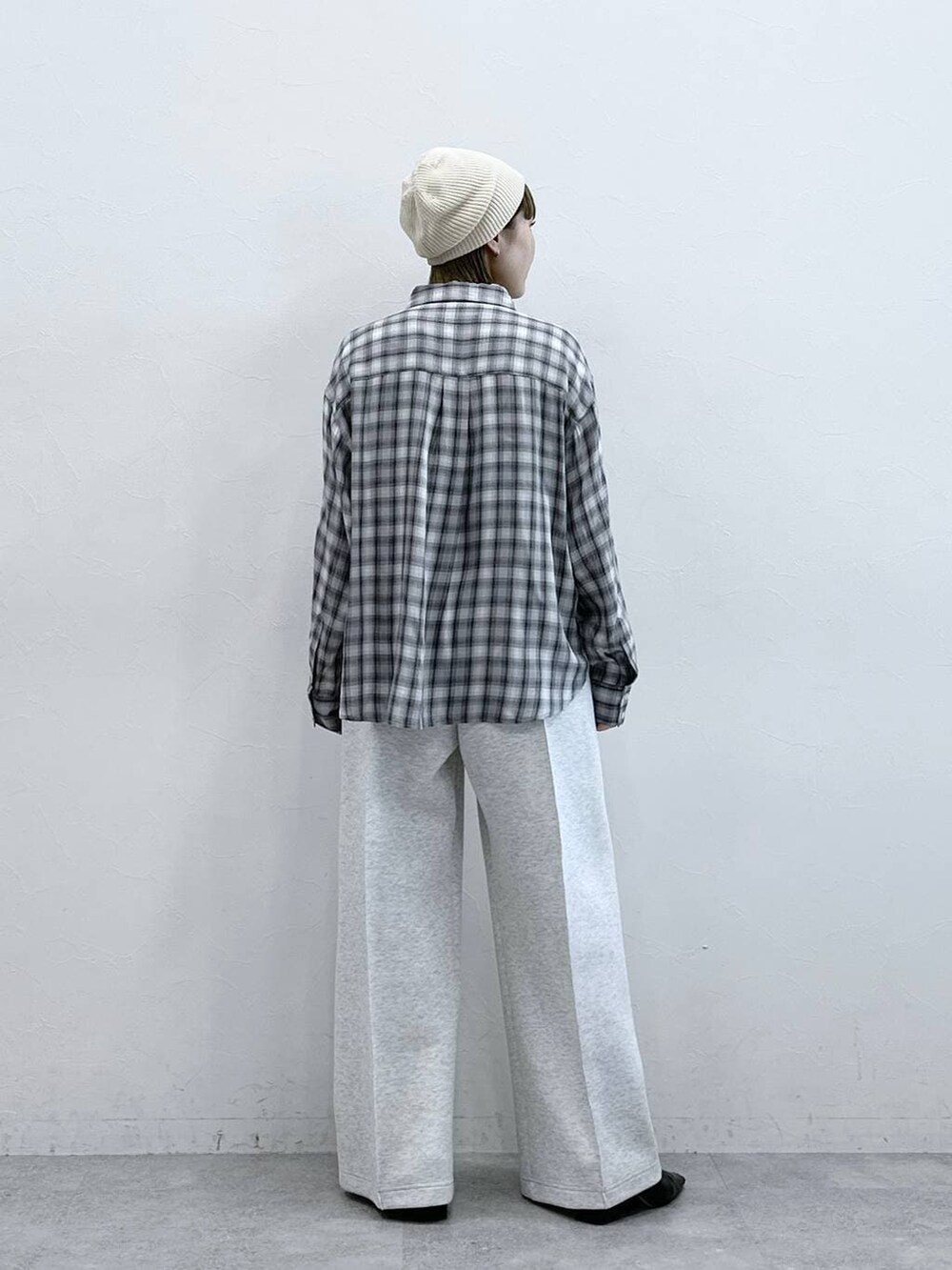 ホワイト系のスウェットパンツ、ベージュ系のニットキャップ/ビーニーを着用したレディースの冬コーディネートの5枚目の写真