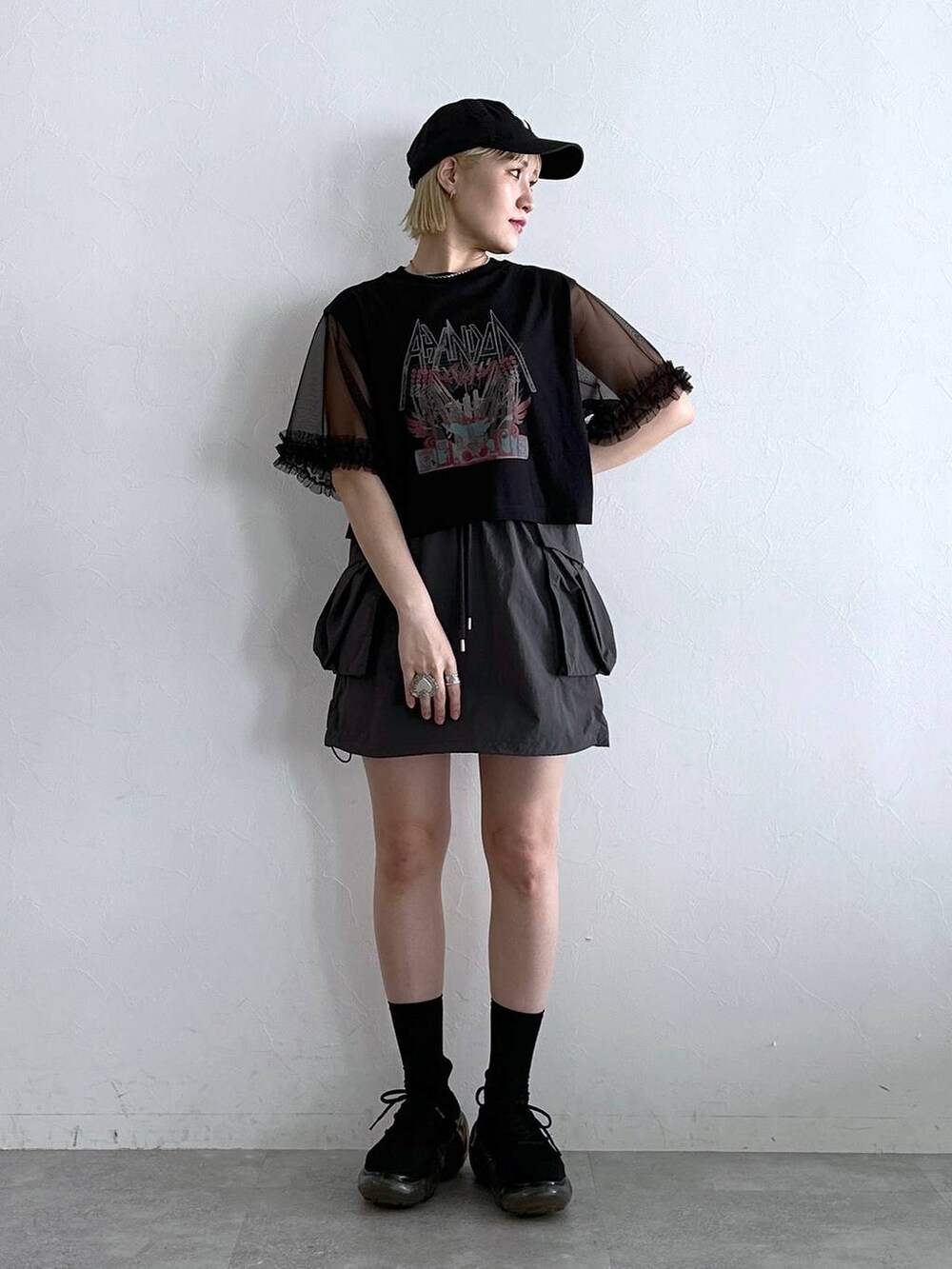 ブラック系のTシャツ/カットソー、グレー系のスカートを着用したレディースの夏コーディネートの2枚目の写真