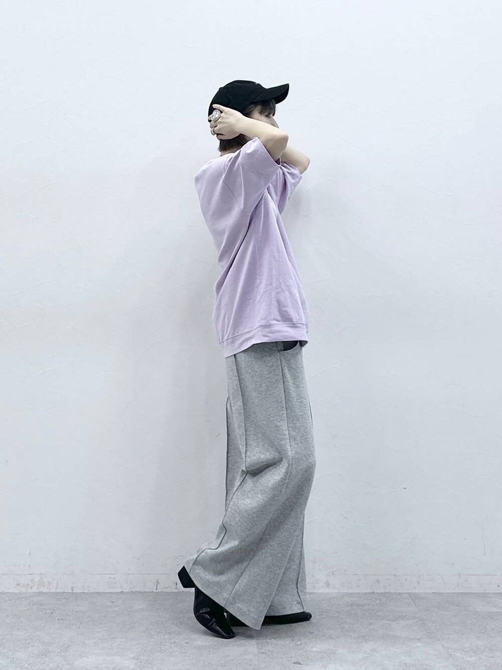 パープル系のTシャツ/カットソー、ブルー系のポロシャツ、グレー系のスウェットパンツを着用したレディースの春コーディネートの6枚目の写真