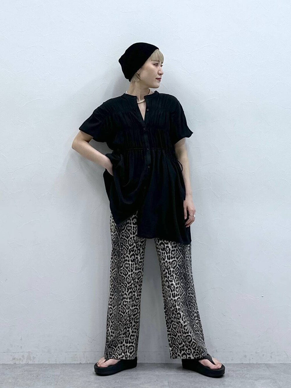 ブラック系のシャツ/ブラウス、ブラック系のサンダル、ブラック系のニットキャップ/ビーニーを着用したレディースの夏コーディネートの4枚目の写真