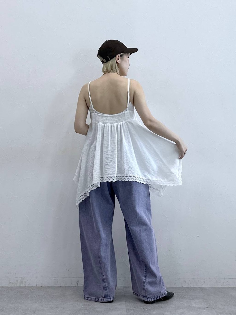 ピンク系のデニムパンツ、ホワイト系のキャミソール、ホワイト系のブラジャーを着用したレディースの夏コーディネートの5枚目の写真
