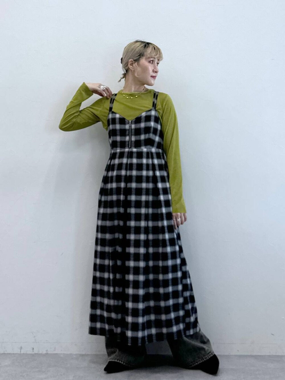 ブラック系のパンプス、ブラック系のデニムパンツ、グリーン系のTシャツ/カットソーを着用したレディースの秋コーディネートの2枚目の写真