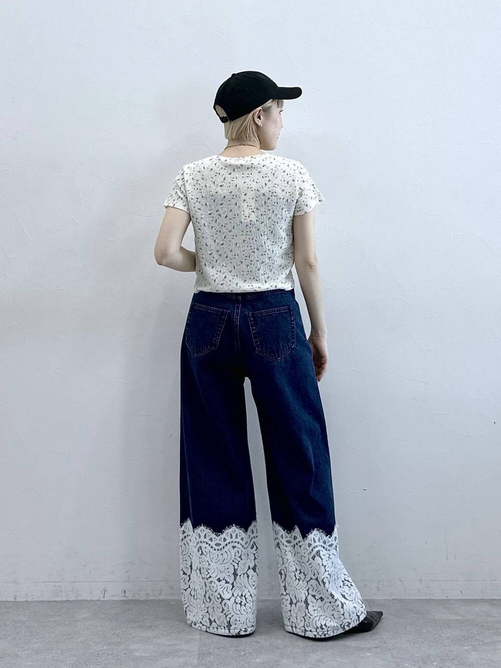 ブルー系のデニムパンツ、ホワイト系のTシャツ/カットソーを着用したレディースの春コーディネートの6枚目の写真