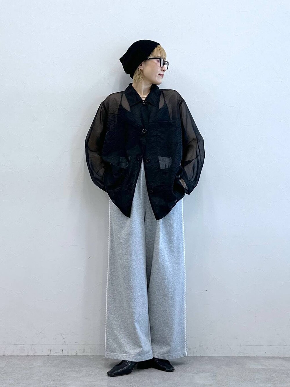 グレー系のスウェットパンツ、ブラック系のシャツ/ブラウス、ブラック系のニットキャップ/ビーニーを着用したレディースの夏コーディネートの3枚目の写真