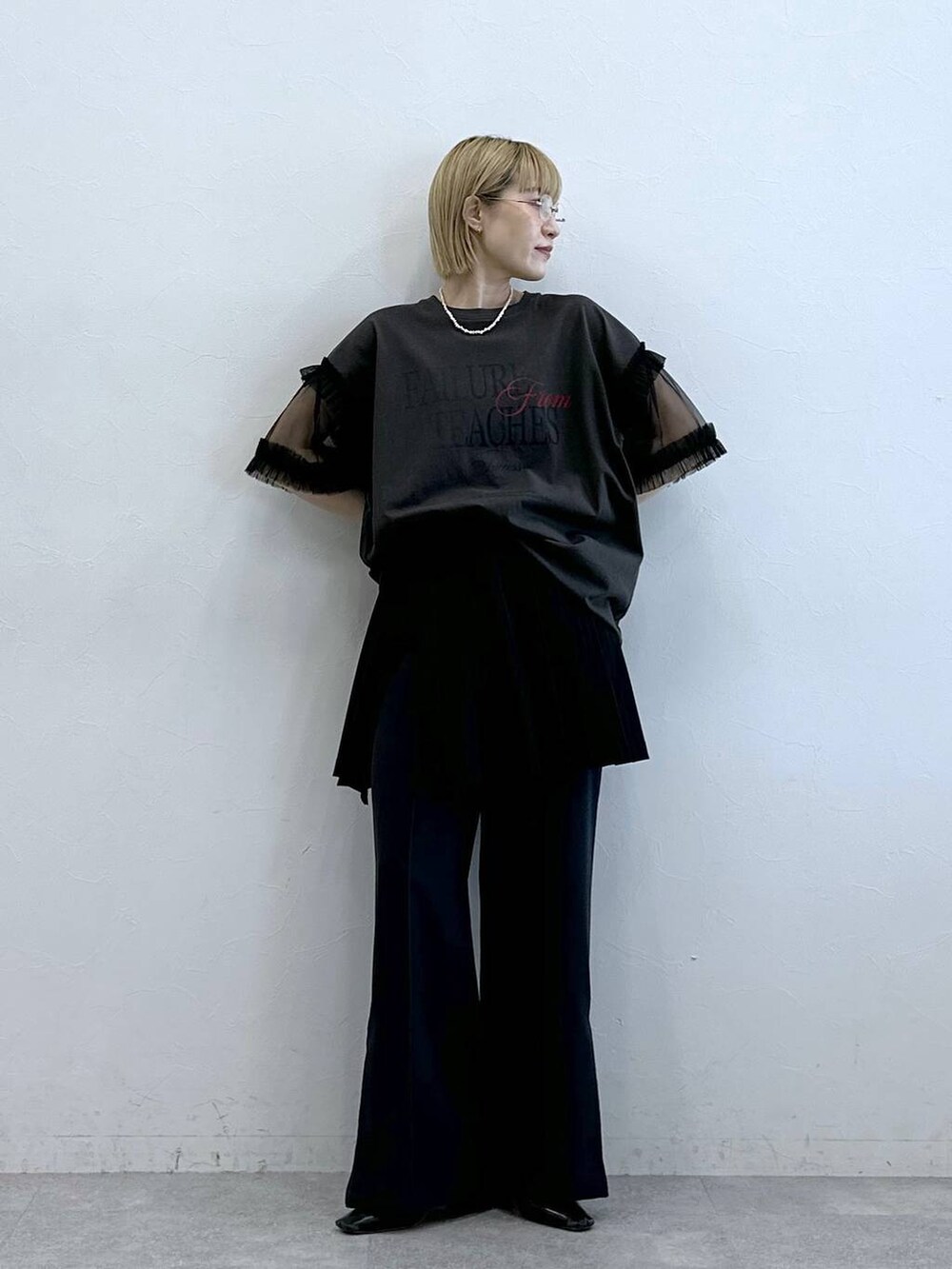 グレー系のTシャツ/カットソー、その他のスラックス、ブラック系のスカートを着用したレディースの夏コーディネートの5枚目の写真