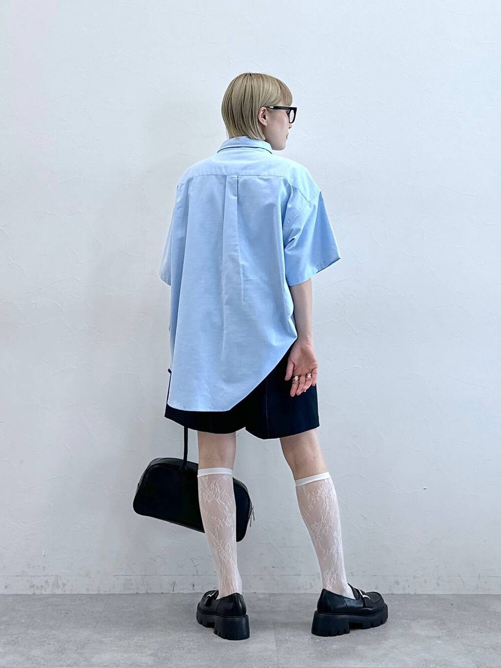 ブルー系のスラックス、グレー系のメガネを着用したレディースの夏コーディネートの5枚目の写真