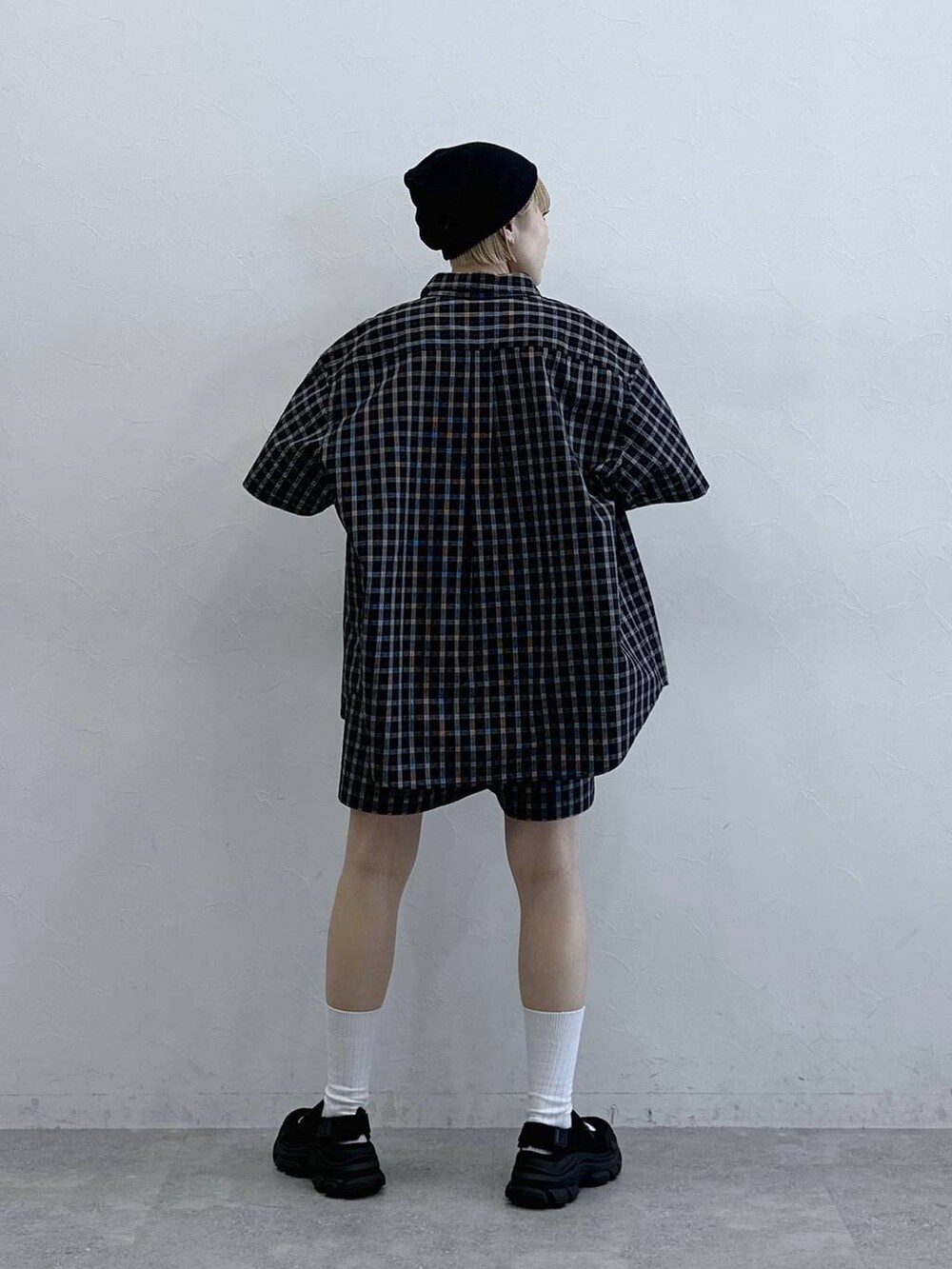 ピンク系のタンクトップ、ブラック系のその他パンツ、ブラック系のシャツ/ブラウスを着用したレディースの春コーディネートの6枚目の写真