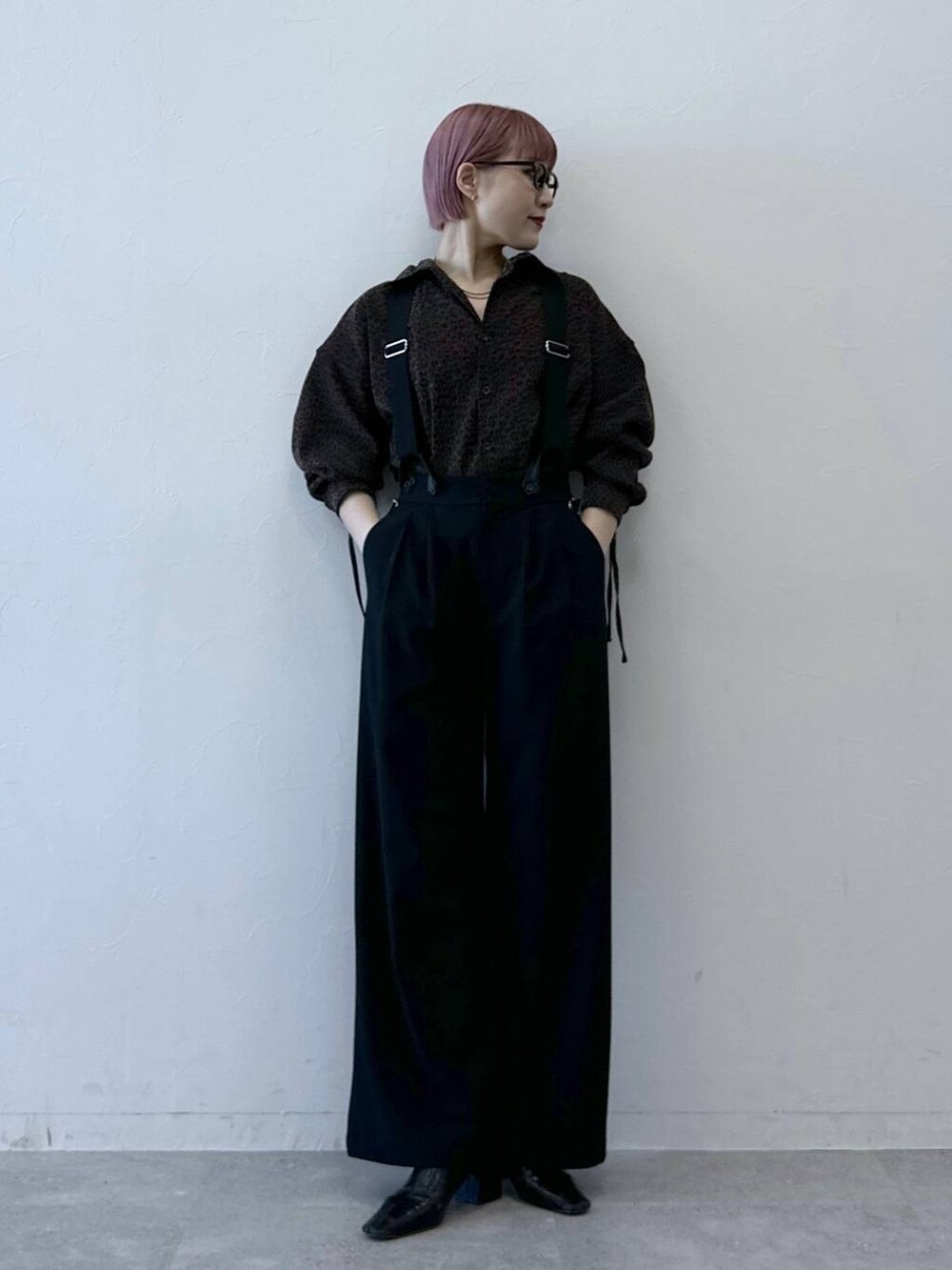 ブラウン系のシャツ/ブラウス、ブラック系のスラックスを着用したレディースの冬コーディネートの2枚目の写真