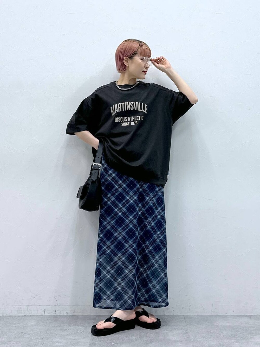 ブラック系のTシャツ/カットソー、ブルー系のスカートを着用したレディースの春コーディネートの4枚目の写真