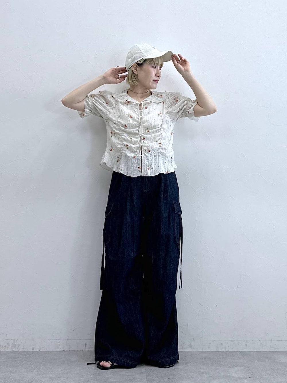 ホワイト系のシャツ/ブラウス、ブルー系のデニムパンツ、ブラック系のサンダルを着用したレディースの夏コーディネートの3枚目の写真
