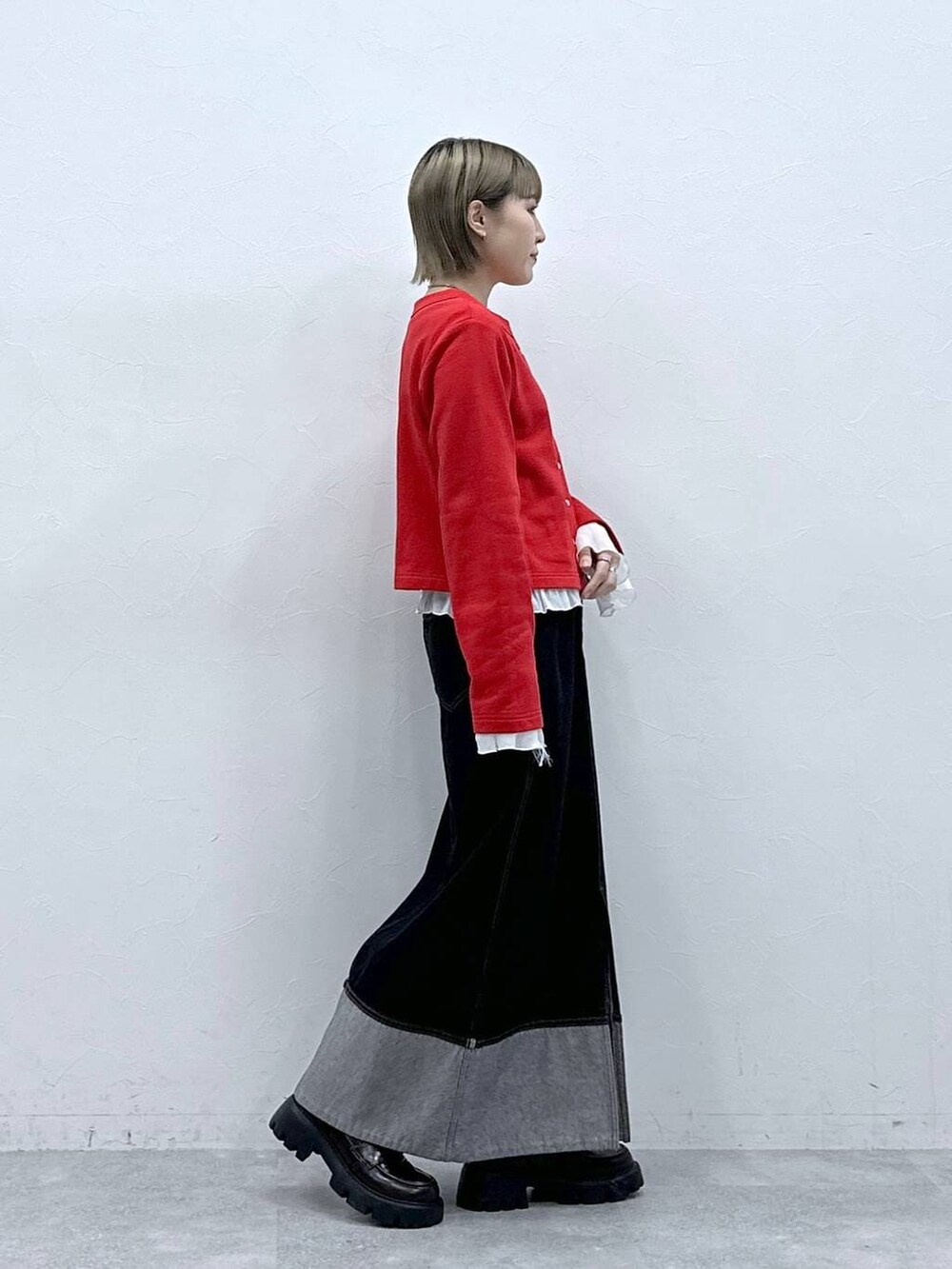 ブラック系のローファー、レッド系のカーディガン/ボレロ、ホワイト系のTシャツ/カットソーを着用したレディースの冬コーディネートの4枚目の写真