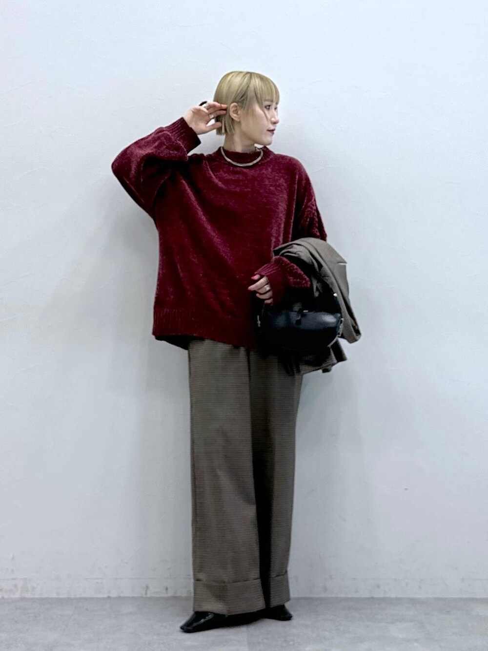 レッド系のTシャツ/カットソー、ブラウン系のスラックス、ブラウン系のテーラードジャケットを着用したレディースの秋コーディネートの4枚目の写真