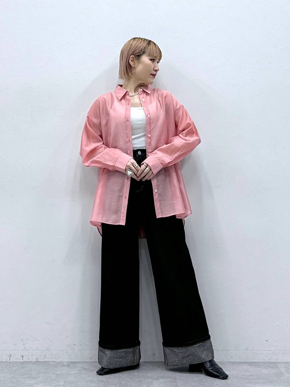 ブラック系のデニムパンツ、ピンク系のシャツ/ブラウスを着用したレディースの春コーディネートの2枚目の写真