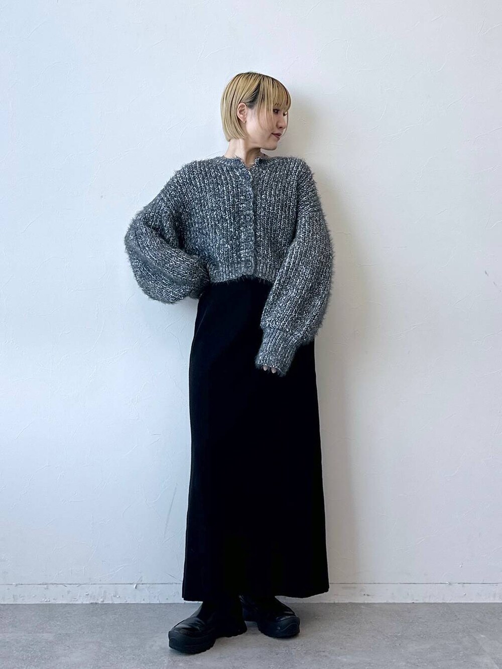 ブラック系のニット/セーターを着用したレディースの秋コーディネートの2枚目の写真