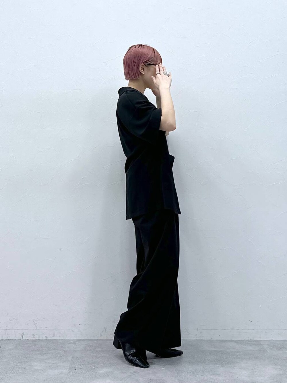 「RAGEBLUEの選べる着丈！太ベルトハイウエスト/タックワイドスラックス（スラックス、ブラック系）」を使った、たけおさん（レディース・157cm）の春コーディネートの4枚目の写真