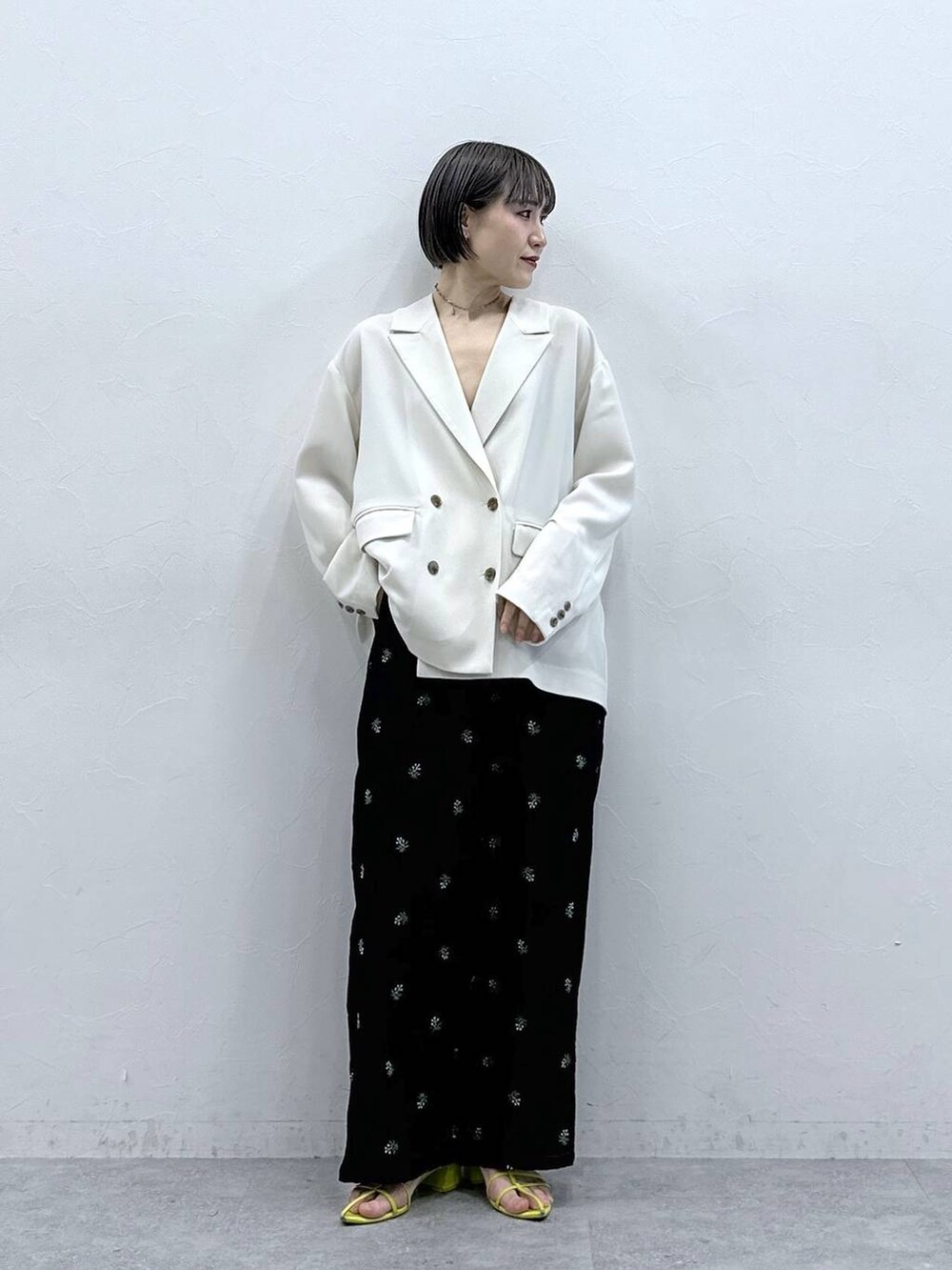 ブラック系のスラックスを着用したレディースの春コーディネートの3枚目の写真