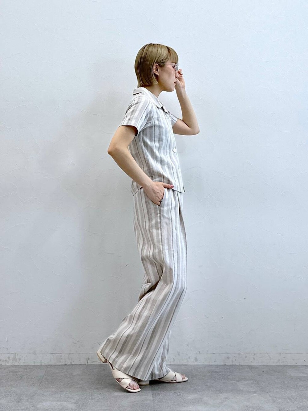 ベージュ系のシャツ/ブラウス、ベージュ系のその他パンツ、ブラック系のメガネを着用したレディースの夏コーディネートの5枚目の写真