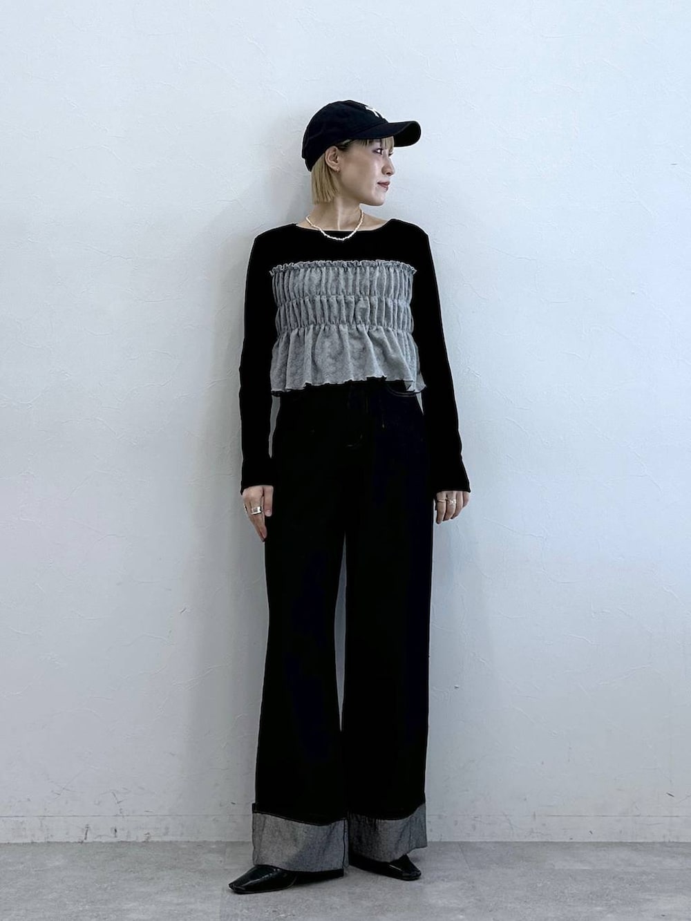 ブラック系のデニムパンツ、ブラック系のTシャツ/カットソーを着用したレディースの夏コーディネートの2枚目の写真