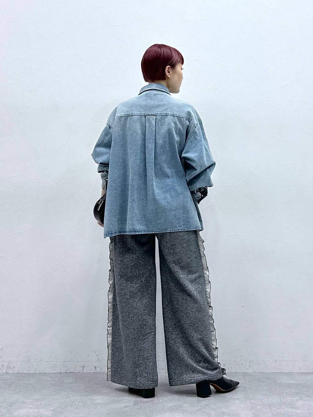 「春めき満開コーデ」｜「RAGEBLUEの【UNISEX】選べる着丈/Wジップオーバーダイ加工デニムルーズシャツ（シャツ/ブラウス、ブルー系）」を使った、たけおさん（レディース・157cm）の春コーディネートの5枚目の写真