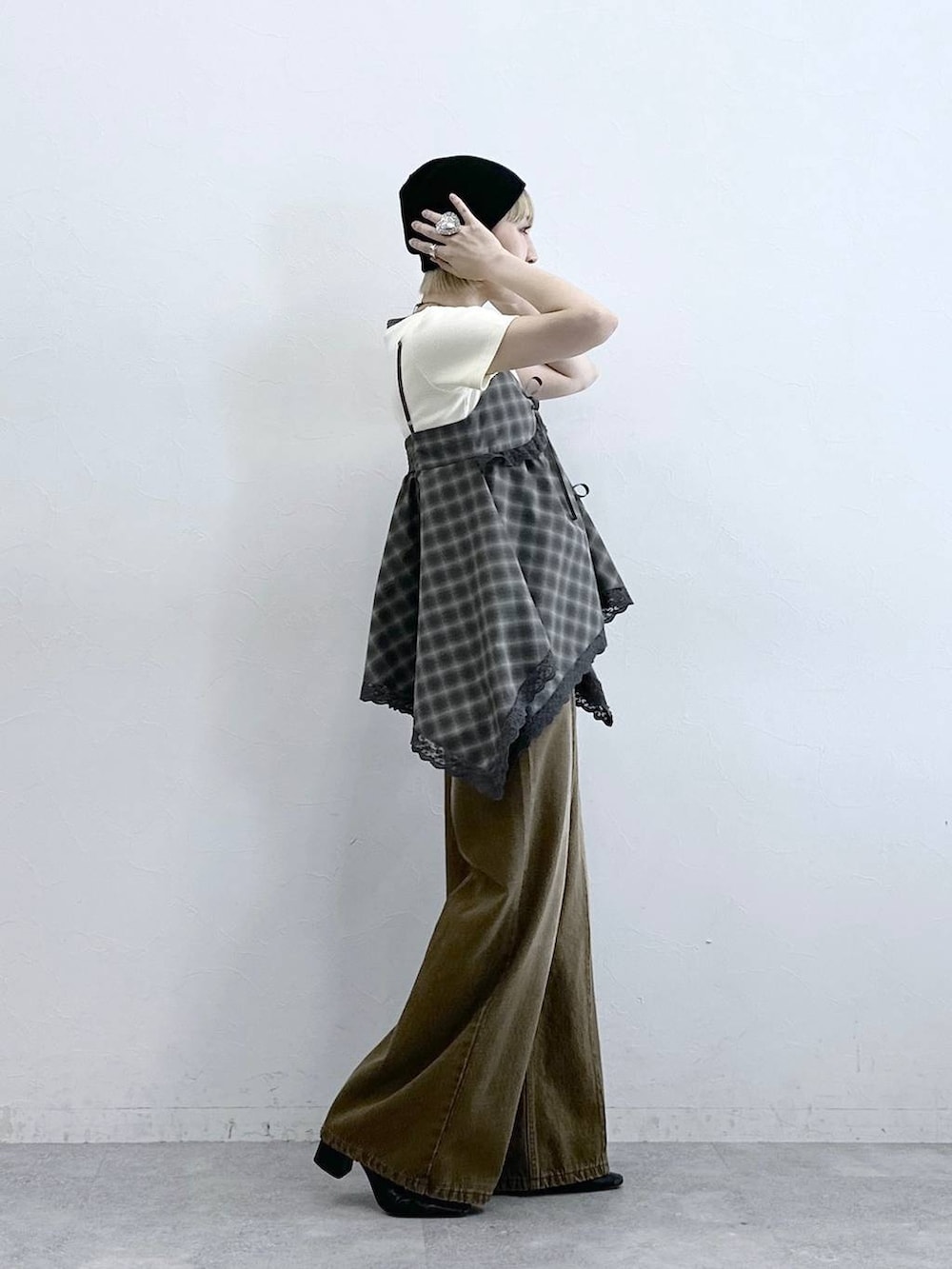 ブラウン系のデニムパンツ、ホワイト系のTシャツ/カットソー、グリーン系のキャミソールを着用したレディースの夏コーディネートの6枚目の写真