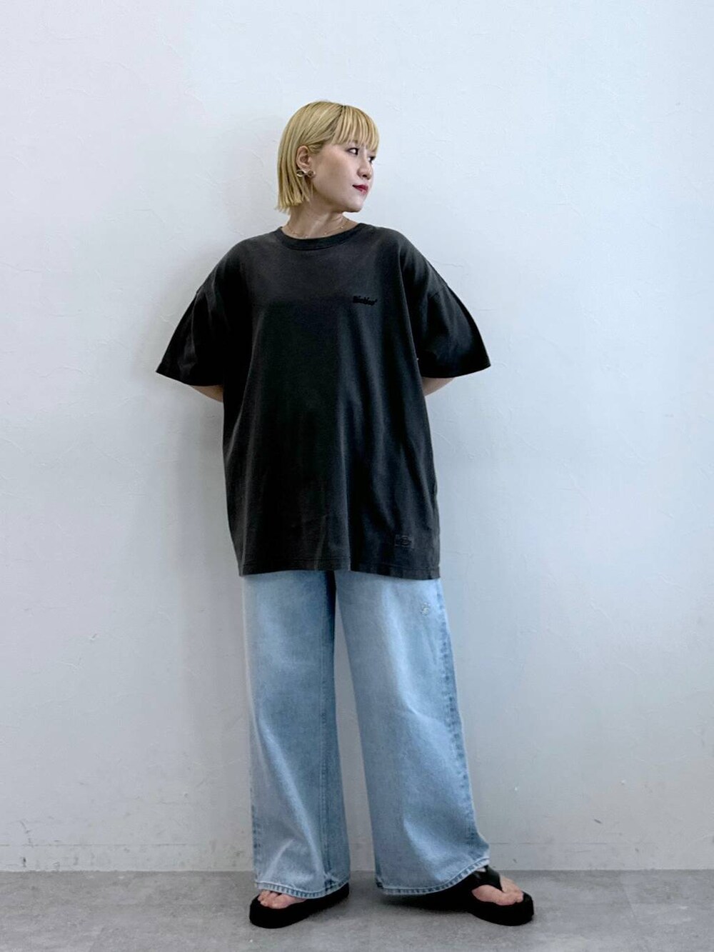 ブルー系のデニムパンツ、ブラック系のTシャツ/カットソーを着用したレディースの夏コーディネートの2枚目の写真