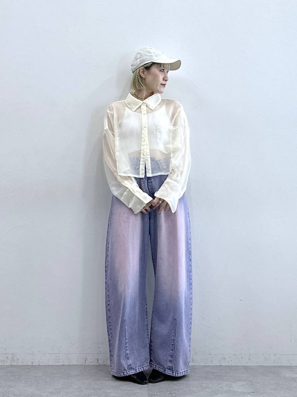 ホワイト系のシャツ/ブラウス、ピンク系のデニムパンツ、ホワイト系のブラジャーを着用したレディースの夏コーディネートの2枚目の写真