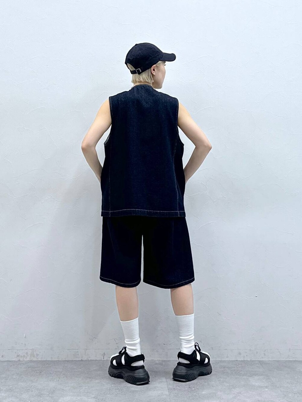 ブラック系のサンダル、グレー系のタンクトップ、ブルー系のベストを着用したレディースの夏コーディネートの6枚目の写真