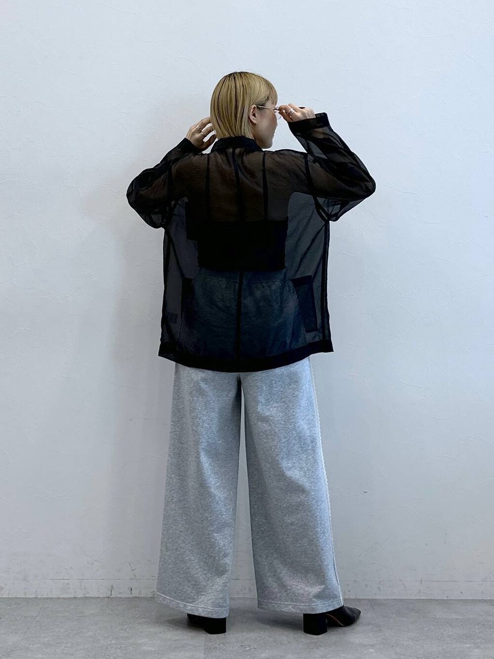 グレー系のスウェットパンツ、ブラック系のシャツ/ブラウスを着用したレディースの夏コーディネートの5枚目の写真