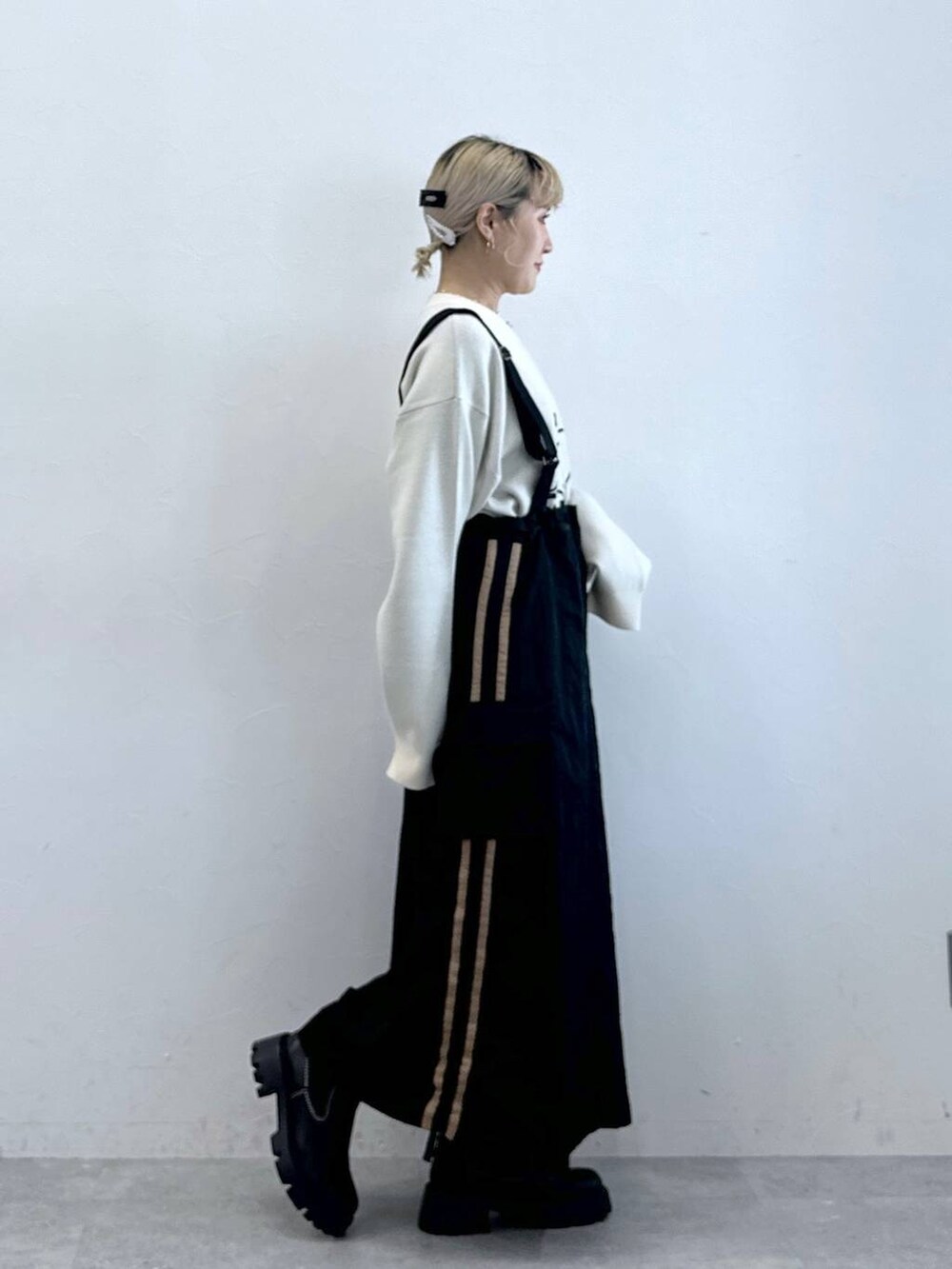 ブラック系のブーツ、その他のヘアピンを着用したレディースの秋コーディネートの4枚目の写真