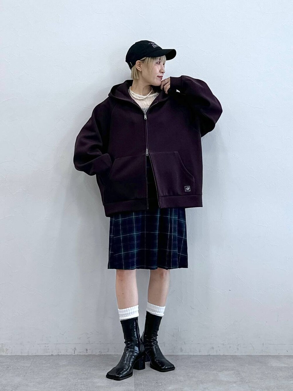 ホワイト系のTシャツ/カットソー、グリーン系のスカート、ブラウン系のパーカーを着用したレディースの秋コーディネートの3枚目の写真