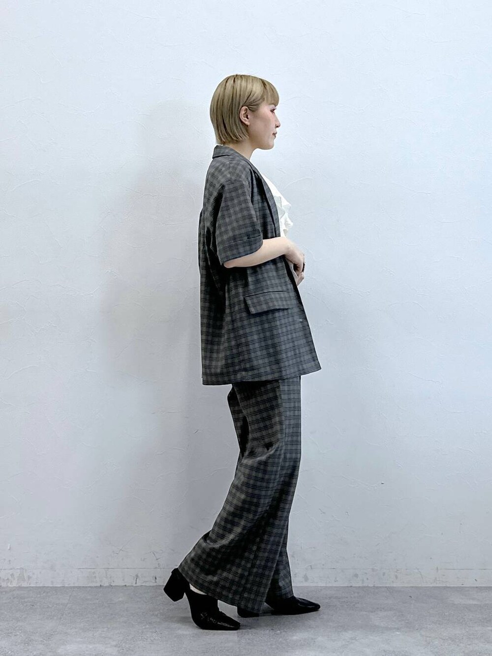 ホワイト系のシャツ/ブラウス、イエロー系のテーラードジャケット、イエロー系のスラックスを着用したレディースの夏コーディネートの4枚目の写真