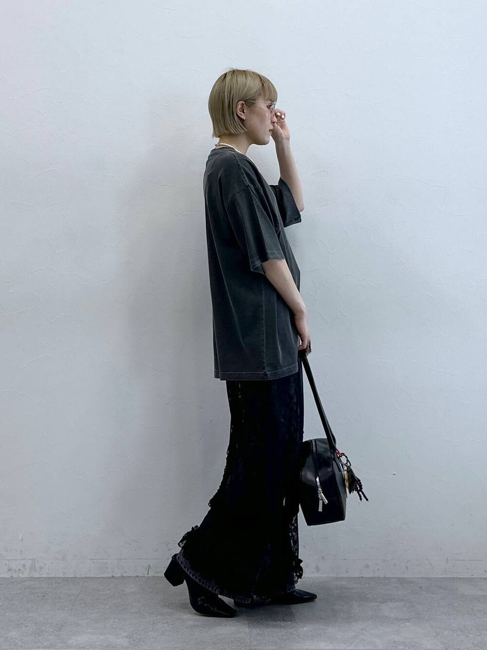 ブラック系のTシャツ/カットソー、グレー系のデニムパンツ、ブラック系のワンピースを着用したレディースの夏コーディネートの4枚目の写真