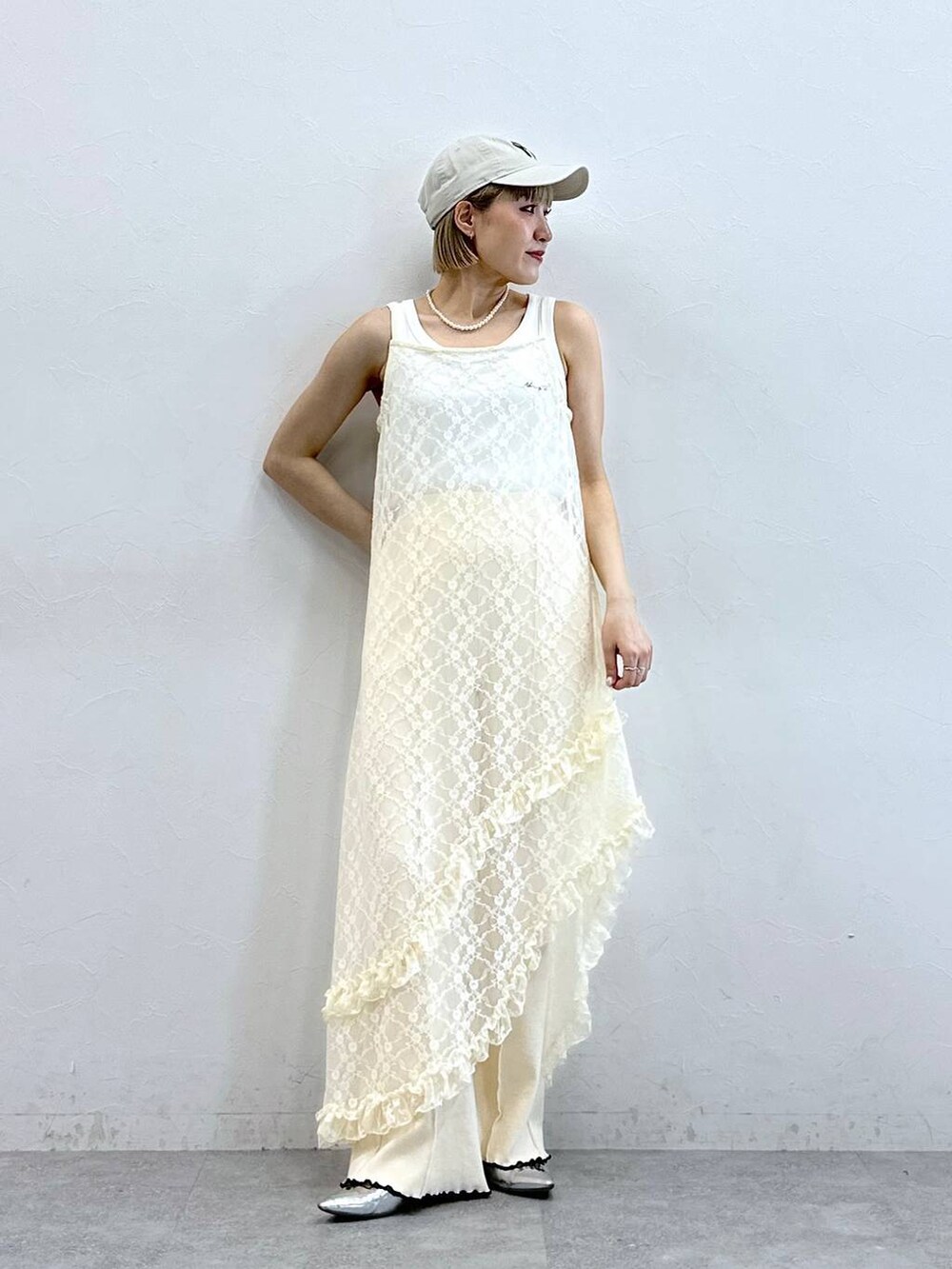 ホワイト系のタンクトップ、ホワイト系のスウェットパンツ、ホワイト系のワンピースを着用したレディースの夏コーディネートの2枚目の写真