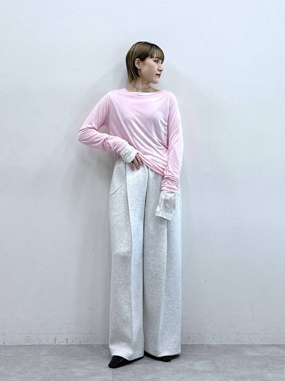 ホワイト系のスウェットパンツ、ホワイト系のTシャツ/カットソー、ピンク系のTシャツ/カットソーを着用したレディースの冬コーディネートの4枚目の写真