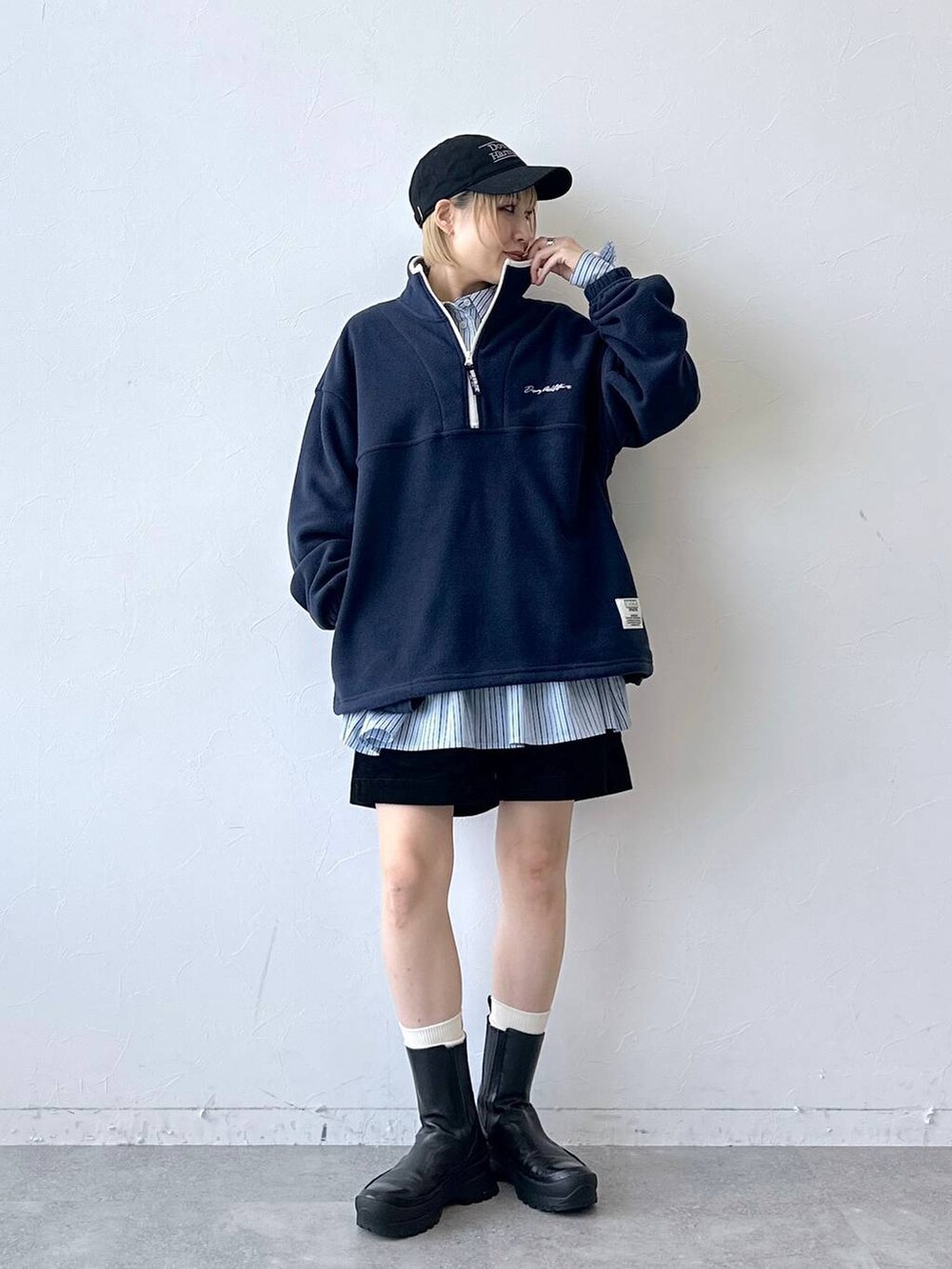 ブルー系のスウェット、ブルー系のTシャツ/カットソー、ブラック系のその他パンツを着用したレディースの秋コーディネートの3枚目の写真