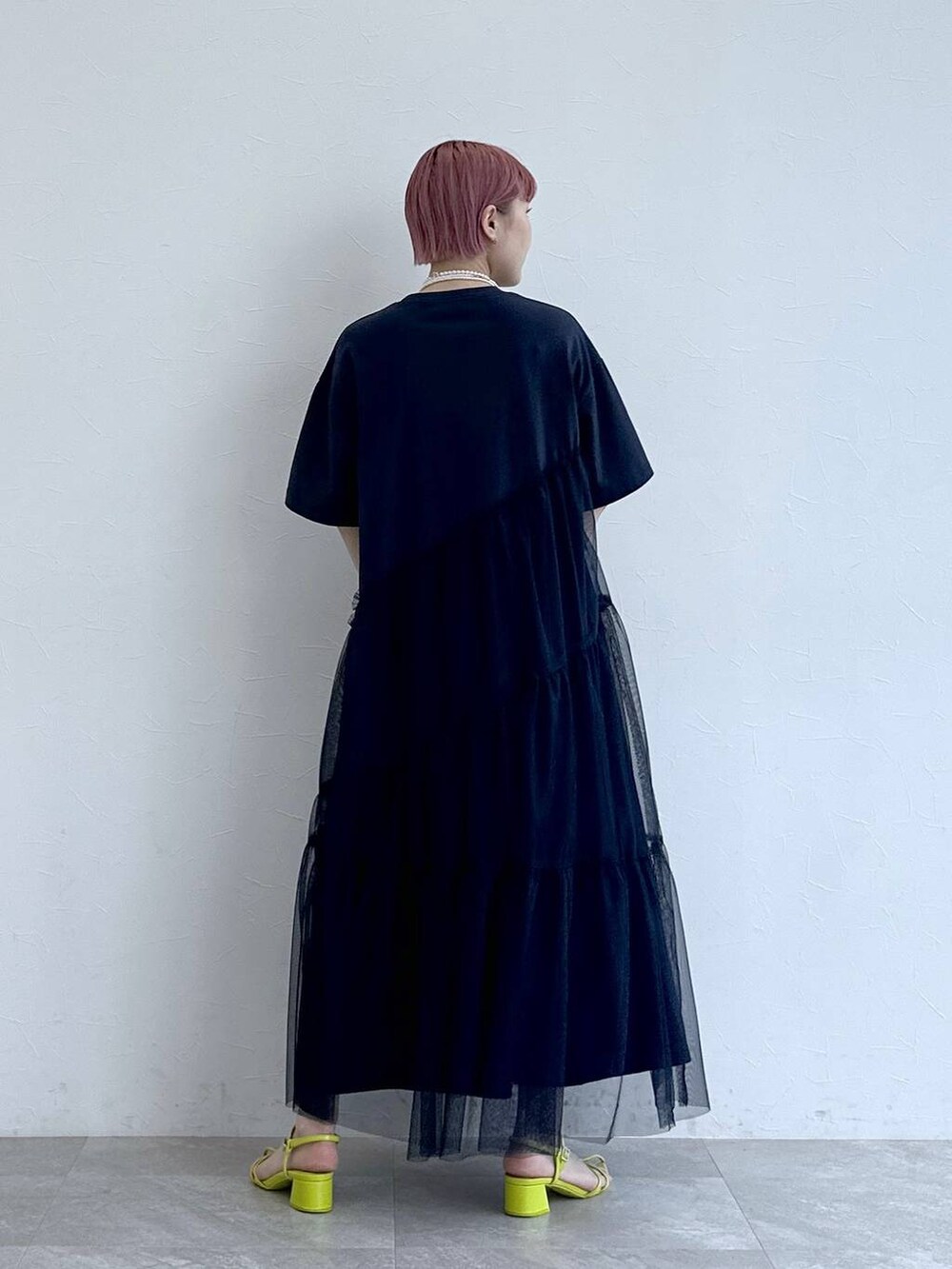 ブルー系のワンピースを着用したレディースの春コーディネートの6枚目の写真