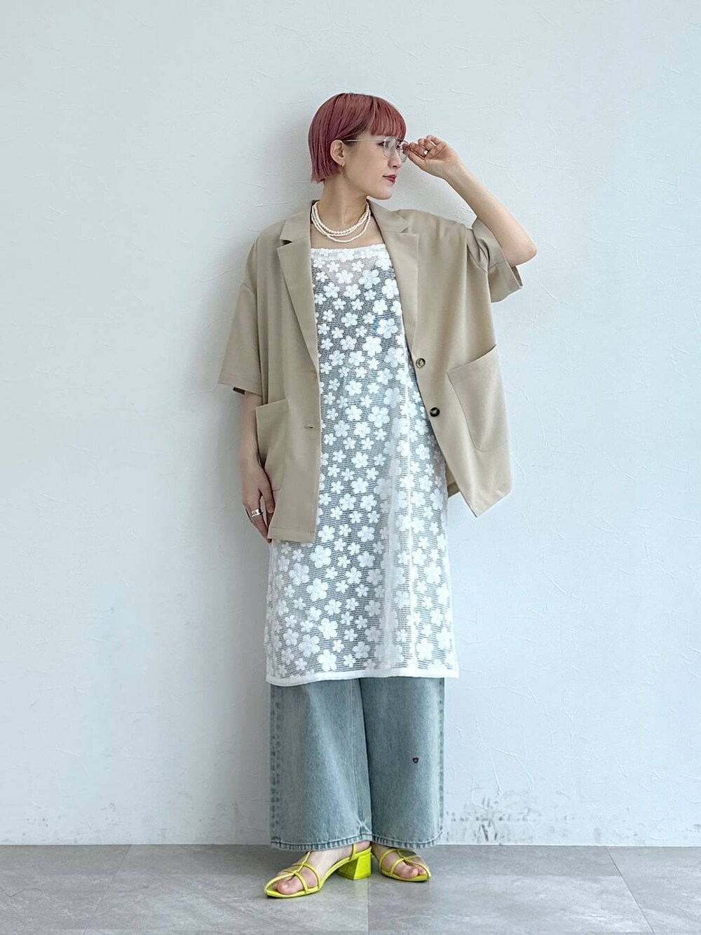 「RAGEBLUEの＜セットアップ対応＞3size展開/フラワー刺繍ダメージワイドデニム（デニムパンツ、ブルー系）」を使った、たけおさん（レディース・157cm）の春コーディネートの2枚目の写真