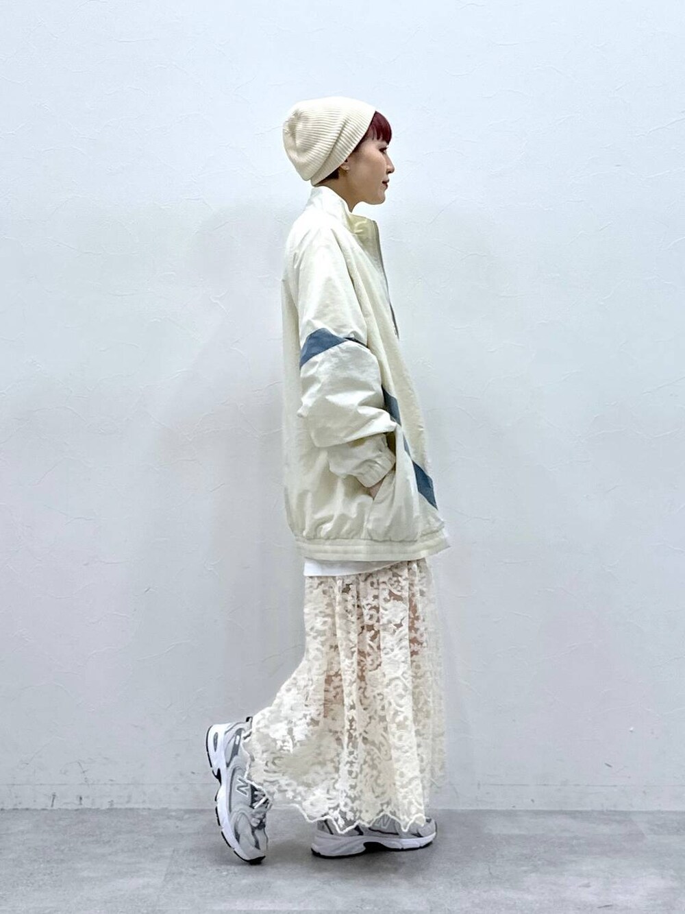 ホワイト系のブルゾン、ホワイト系のワンピースを着用したレディースの春コーディネートの5枚目の写真