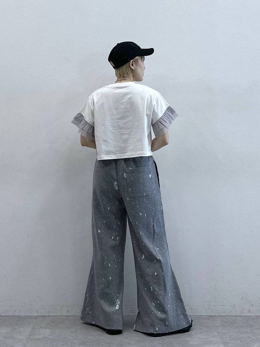 ホワイト系のTシャツ/カットソー、グレー系のスウェットパンツを着用したレディースの春コーディネートの5枚目の写真
