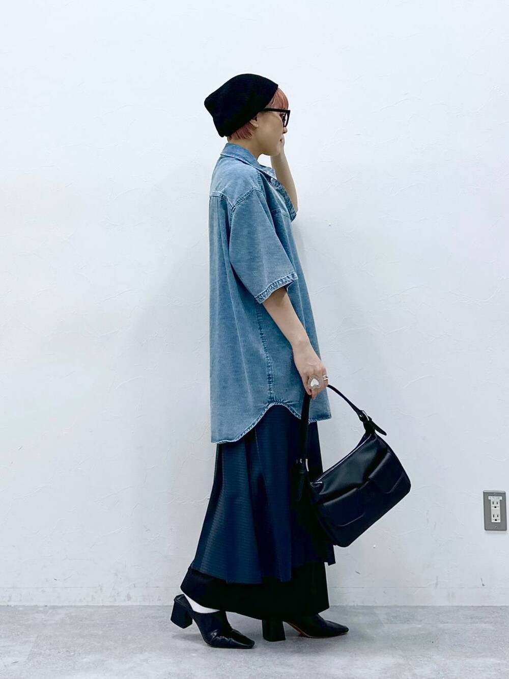 ブラック系のスラックス、ブルー系のシャツ/ブラウス、グレー系のスカートを着用したレディースの春コーディネートの4枚目の写真