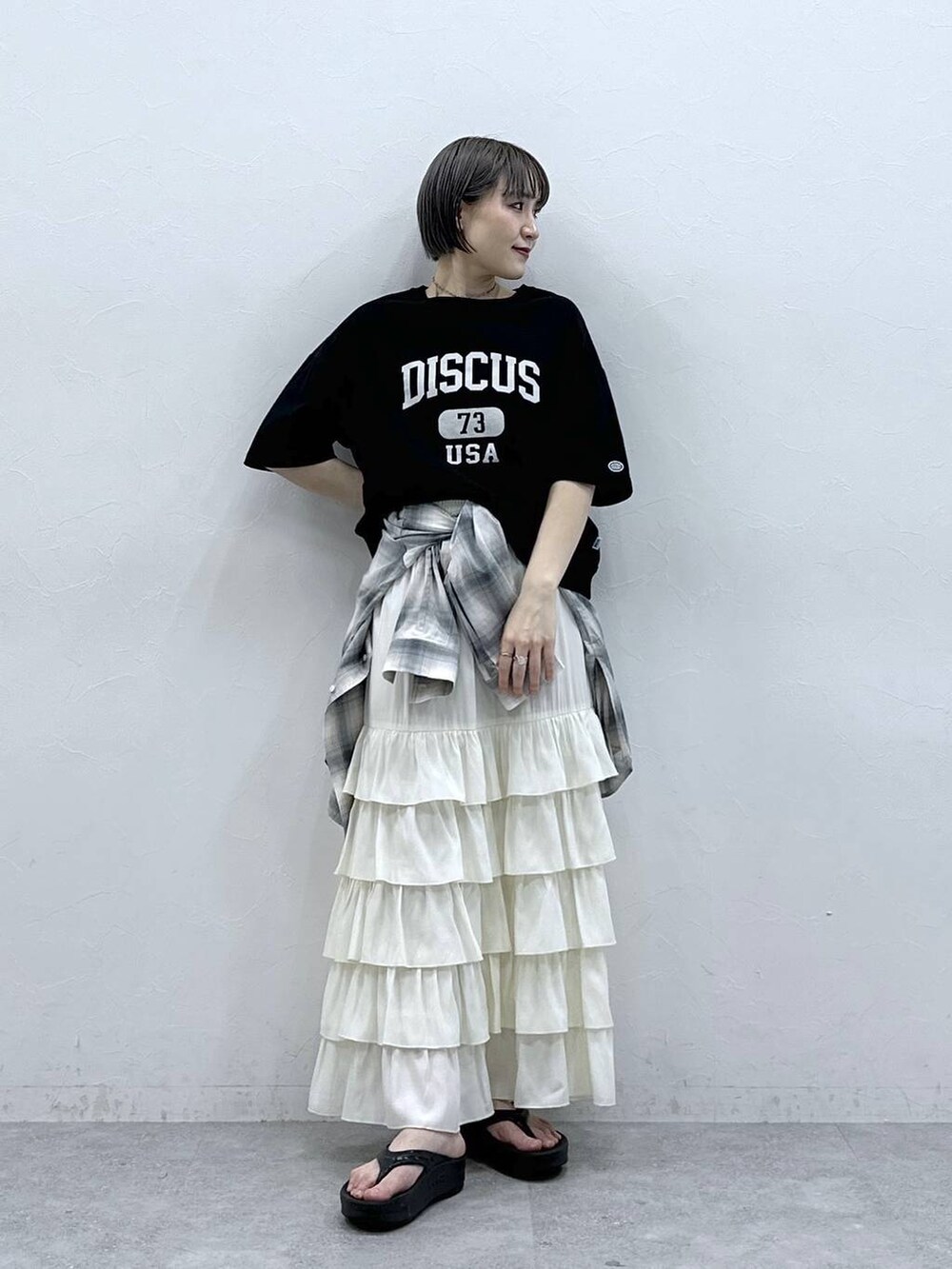 ブラック系のTシャツ/カットソー、ブルー系のシャツ/ブラウス、ホワイト系のスカートを着用したレディースの春コーディネートの4枚目の写真