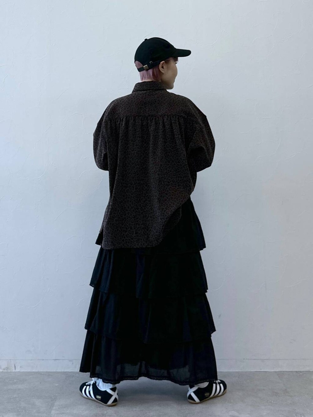 ブラック系のスカート、ブラウン系のシャツ/ブラウス、ブラック系のキャップを着用したレディースの冬コーディネートの5枚目の写真