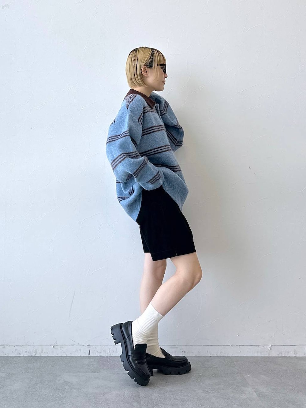 ブラック系のローファー、ブラック系のその他パンツ、ブルー系のポロシャツを着用したレディースの秋コーディネートの6枚目の写真
